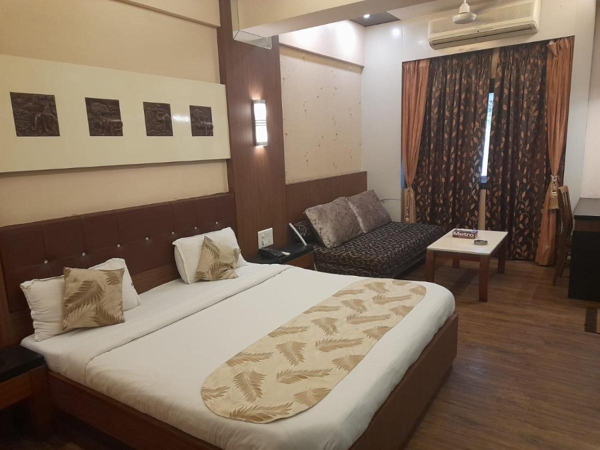 Hotel Mayur By Wb Inn Ulhasnagar Bagian luar foto