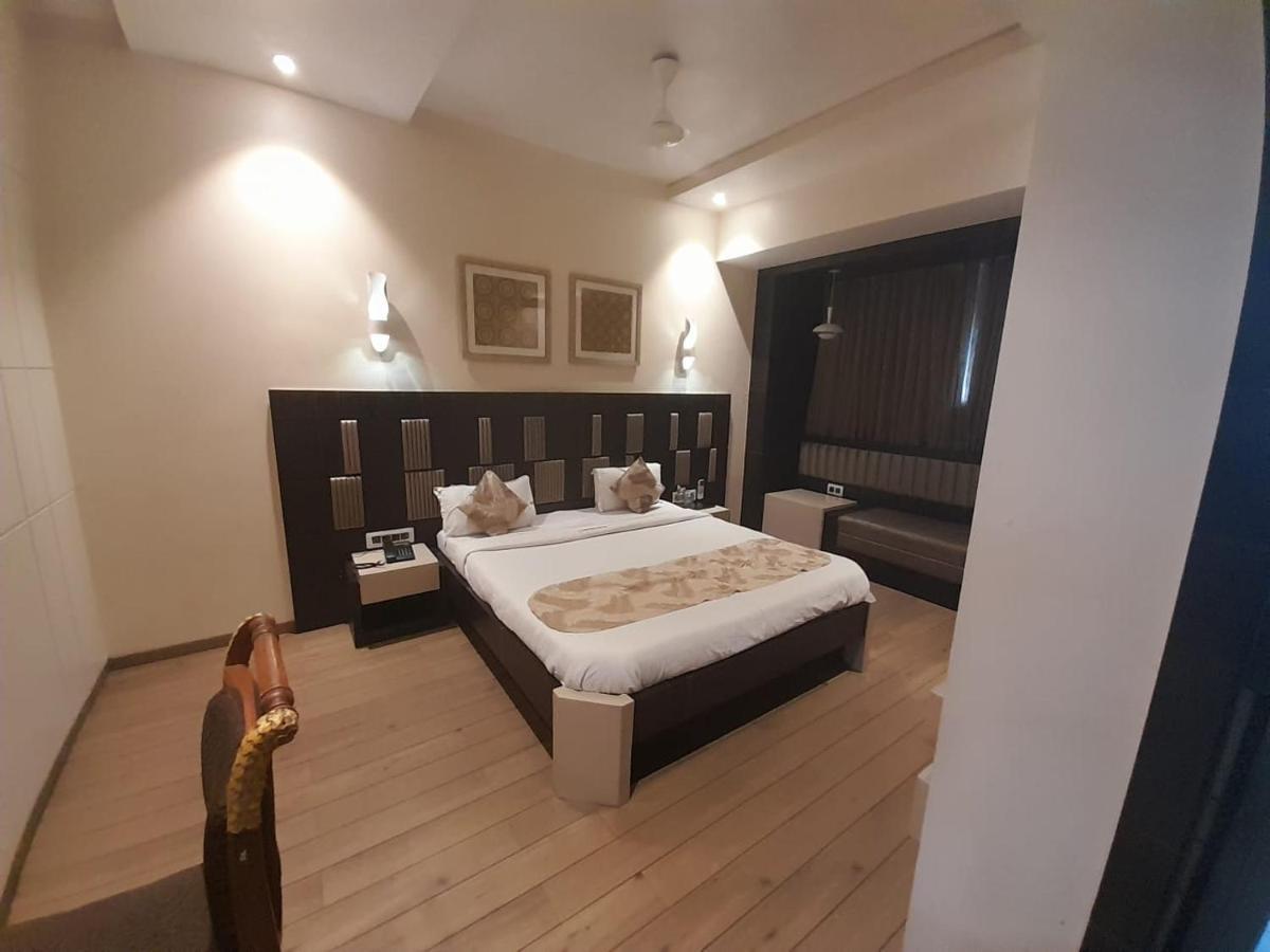 Hotel Mayur By Wb Inn Ulhasnagar Bagian luar foto